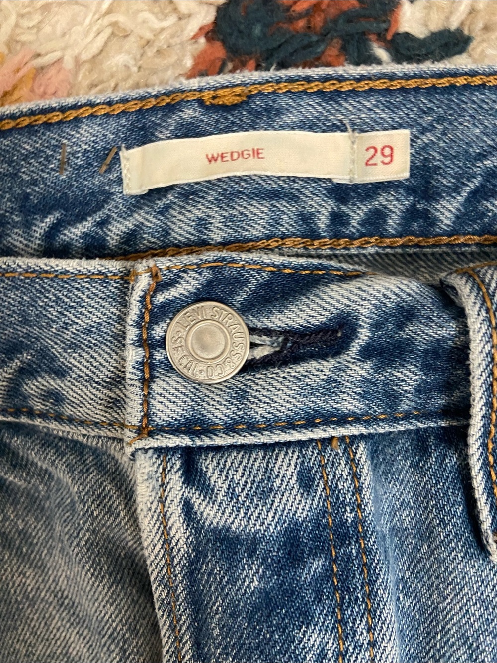 Levi’s Premium Wedgie Fit Distressed Ankle Jeans - Picture 2 of 5